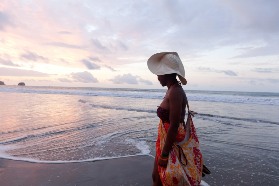 Woman_On_The_Beach_Sunhat